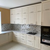 Кухня угловая белая под потолок