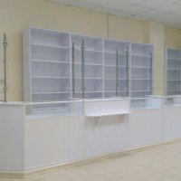 Стеллажи и стеклянные витрины с прилавком