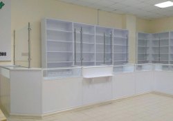 Стеллажи и стеклянные витрины с прилавком