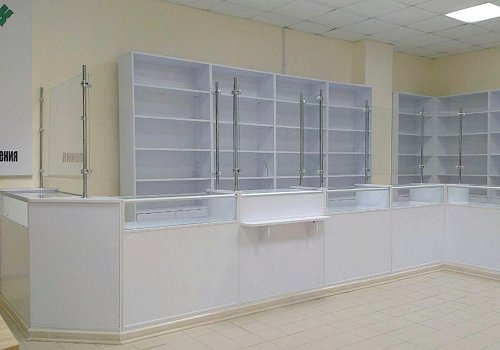 Стеллажи и стеклянные витрины с прилавком